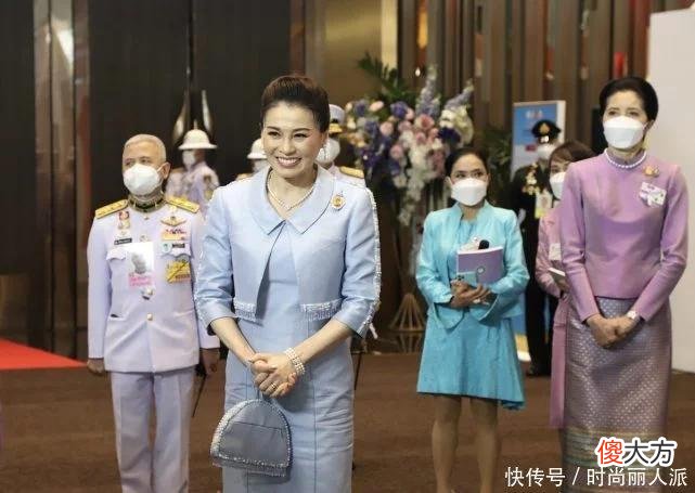 【就爱时尚】苏提达见外宾又换风格!蓝裙配娃娃领上衣真美,第一夫人沦为陪衬