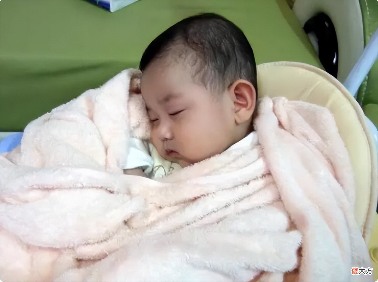 孩子睡觉爱蹬被子是热吗？这几个原因搞不清楚，孩子发育要吃大亏