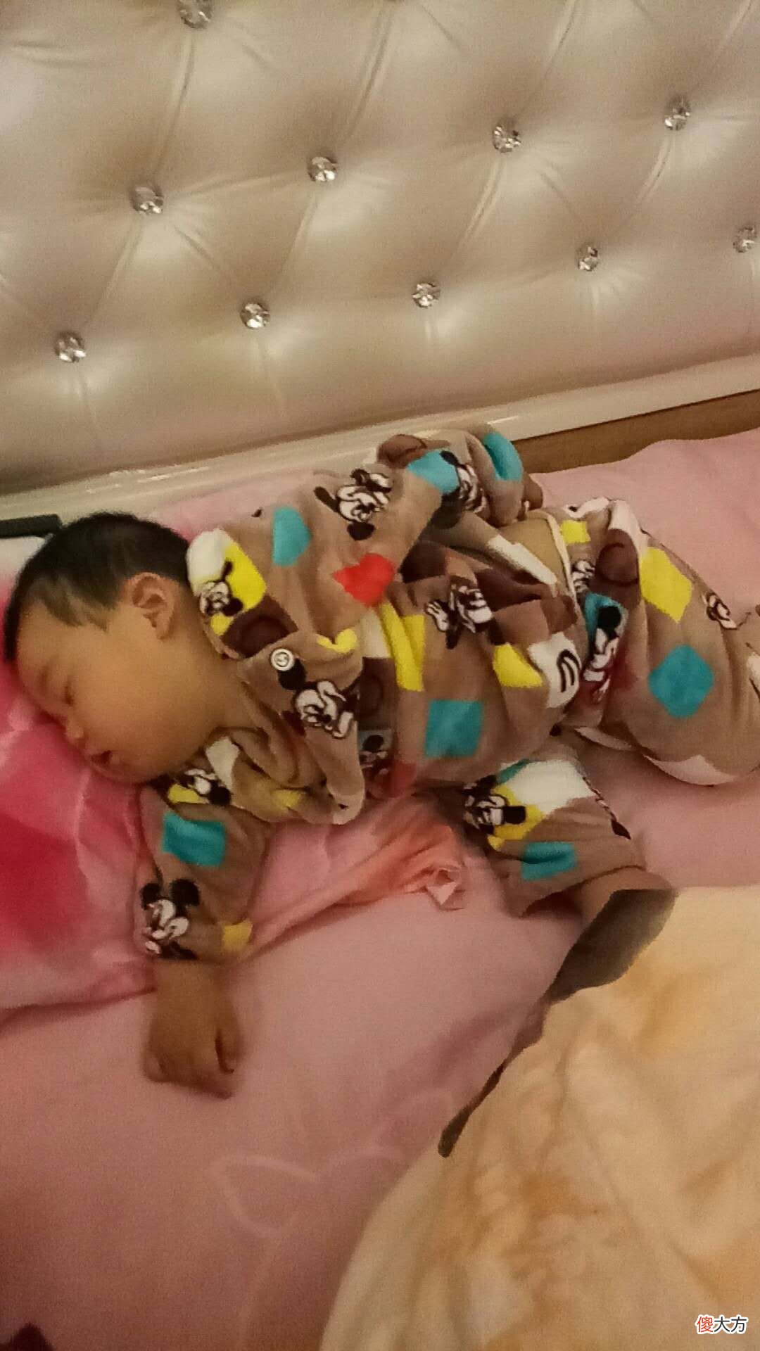 孩子睡觉爱蹬被子是热吗？这几个原因搞不清楚，孩子发育要吃大亏