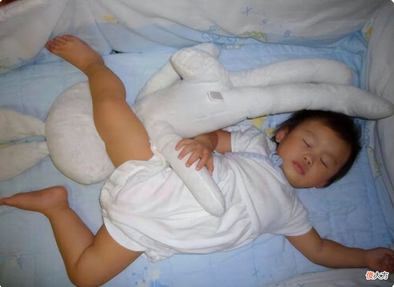 孩子睡觉爱蹬被子是热吗？这几个原因搞不清楚，孩子发育要吃大亏