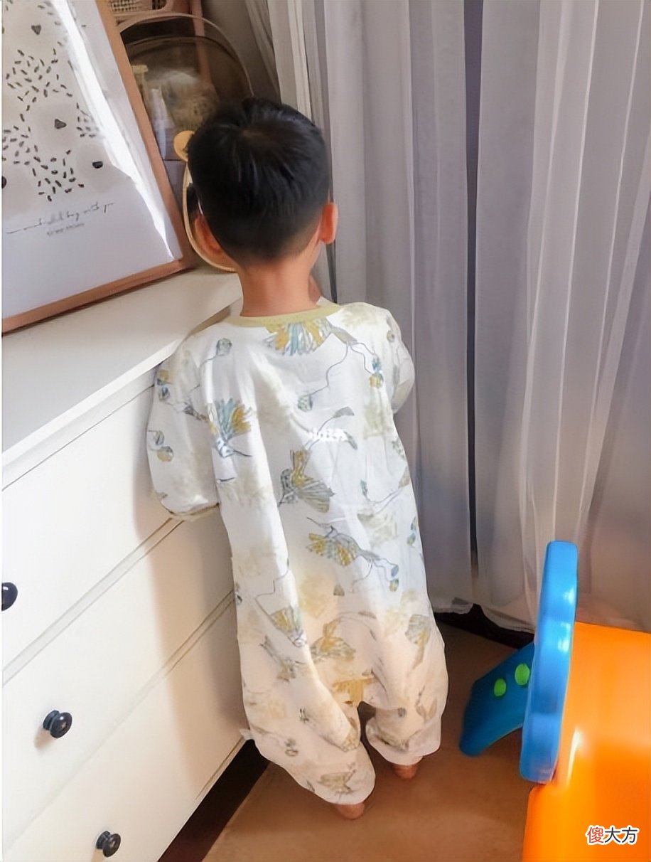 孩子睡觉爱蹬被子是热吗？这几个原因搞不清楚，孩子发育要吃大亏