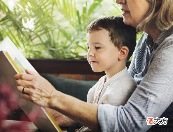 2、3岁的孩子就要读世界经典童话了吗？奶奶每天给3岁的孙子读经典童话故事，孩子的变化，让父母佩服赞叹