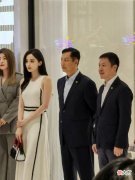 【就爱时尚】古力娜扎一袭露肩白裙秀眸明亮，大秀白皙的香肩和胳膊