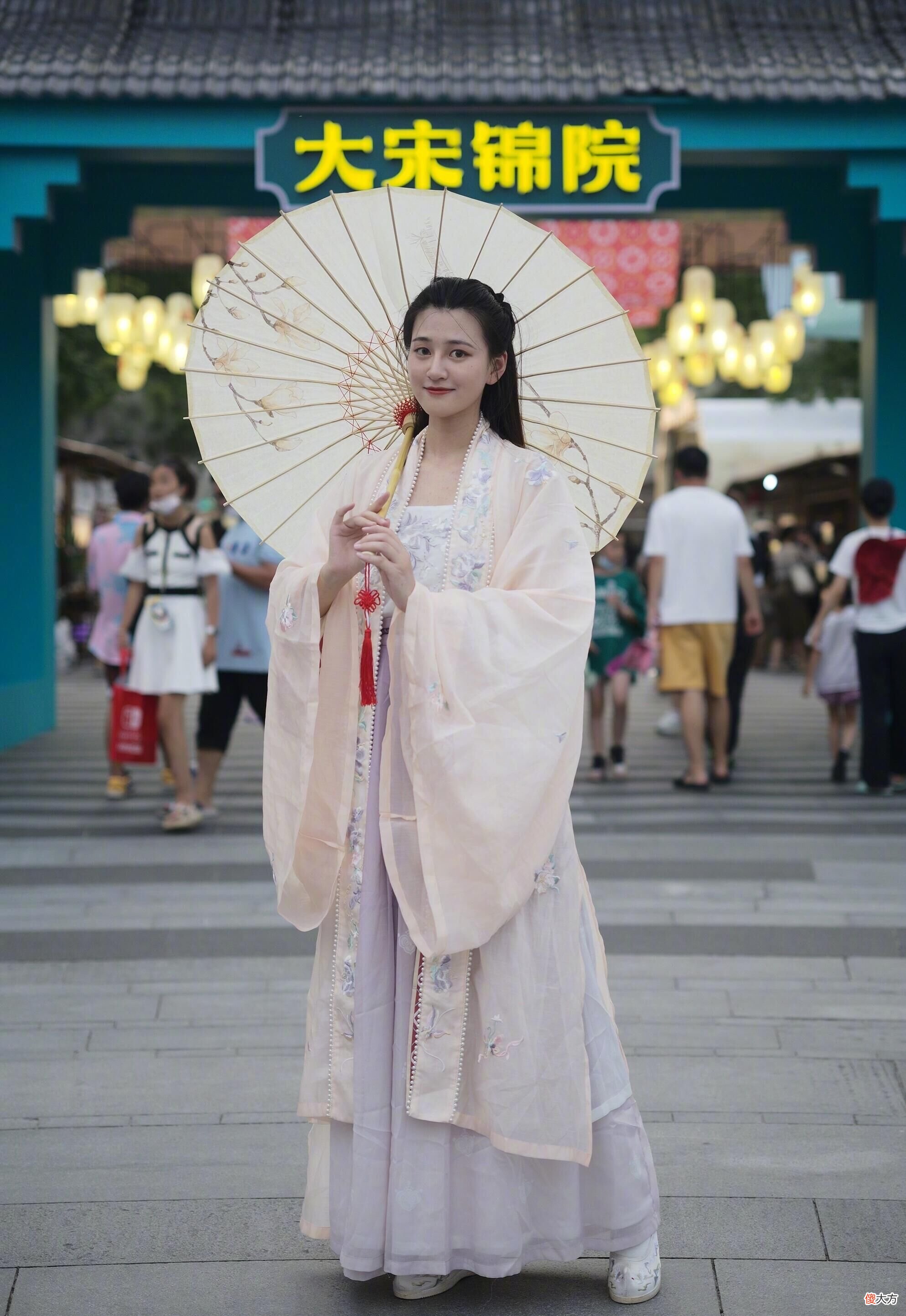 【时尚一点】“汉服女子”美到海外！古典又漂亮，外国人都被惊艳到了