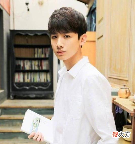 【就爱时尚】明星穿白衬衫:王一博高冷,杨洋帅气,看到易烊千玺我服了!