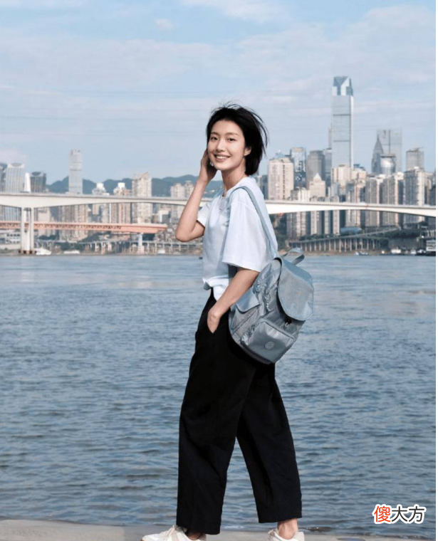 【时尚一点】小个子女生最简单的穿搭公式就是“九分裤加小白鞋”啦