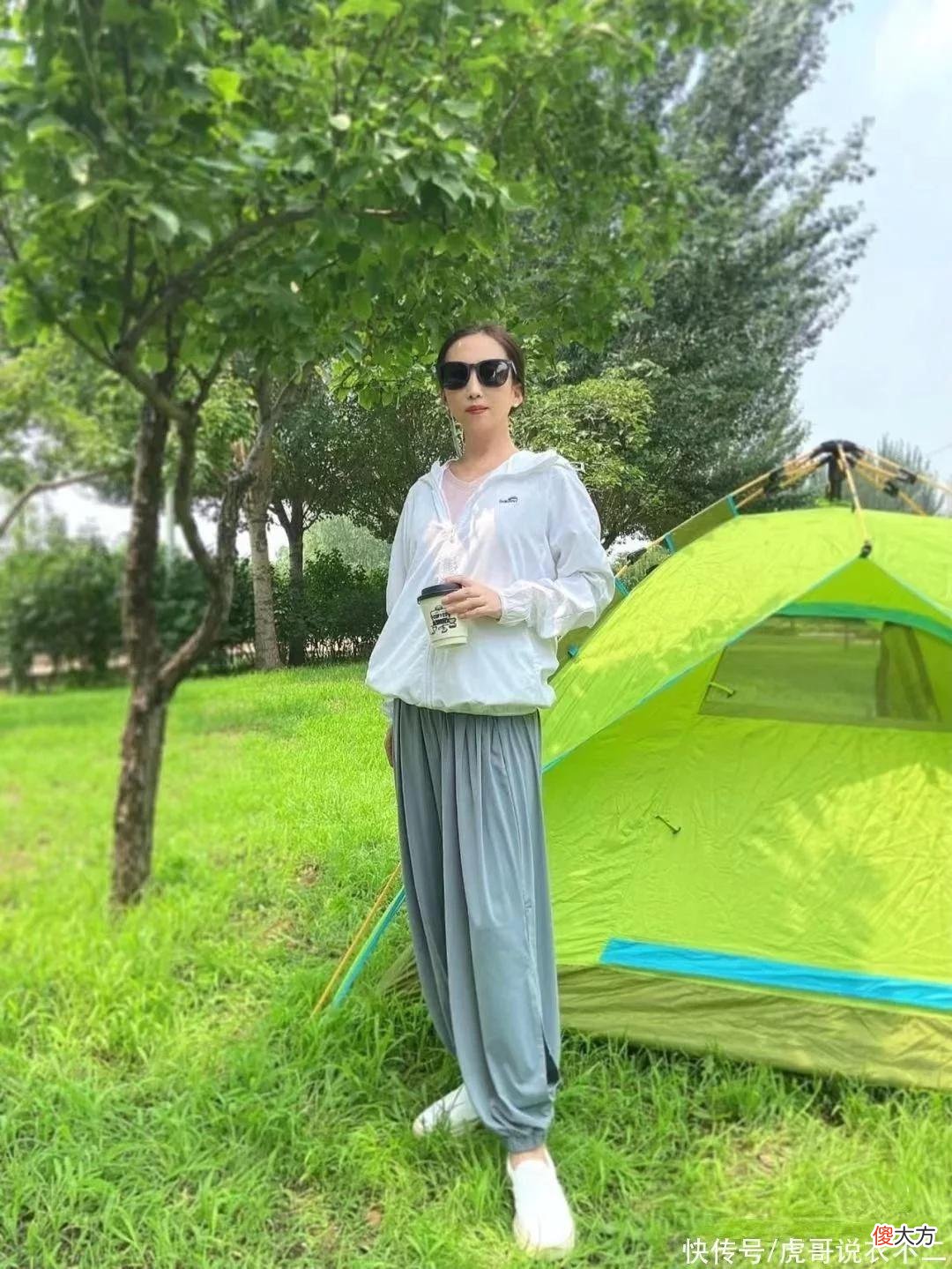 【时尚一点】她们才是“妈妈辈”的穿衣榜样，优雅精致又洋气，比女儿还懂时尚