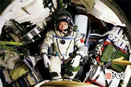 杨利伟在太空为何要带手枪? 不是为了对付外星人, 55年前的教训历历在目!