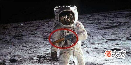 杨利伟在太空为何要带手枪? 不是为了对付外星人, 55年前的教训历历在目!