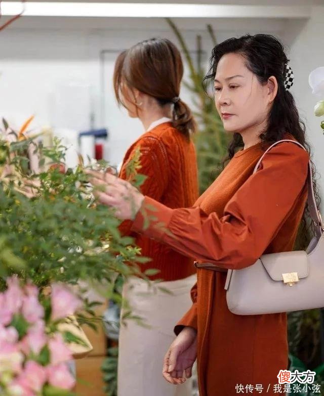 【就爱时尚】别被衣服颜色拖累气质！50岁后少穿这3种“阿姨色”，显老又掉价