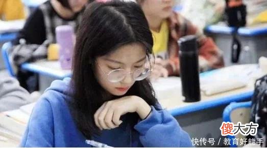 【就爱时尚】初中生“发型标准”走红，男生阳光又干净，女生不如直接剃光
