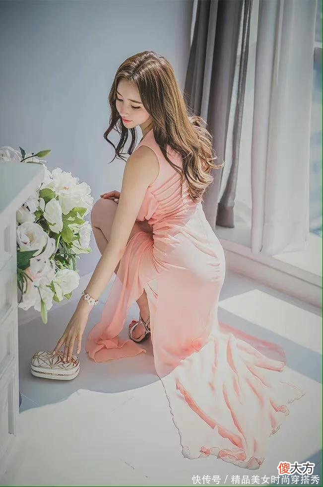 【时尚一点】淡粉色的连衣裙，显得优雅浪漫，塑造出她的完美身材比例，看起来也显得很妩媚