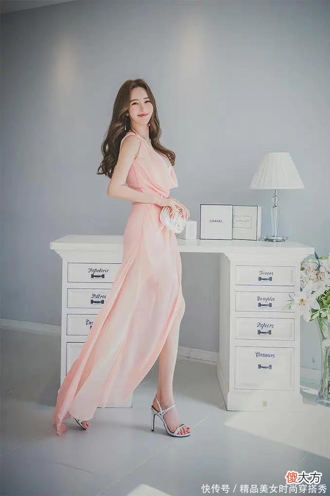 【时尚一点】淡粉色的连衣裙，显得优雅浪漫，塑造出她的完美身材比例，看起来也显得很妩媚