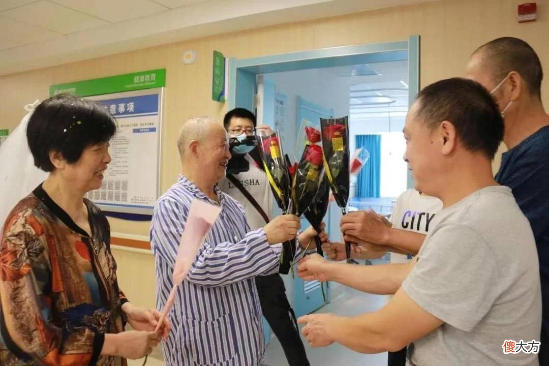 【时尚一点】病房里的浪漫七夕！75岁大爷医院和70岁老伴补拍婚纱照
