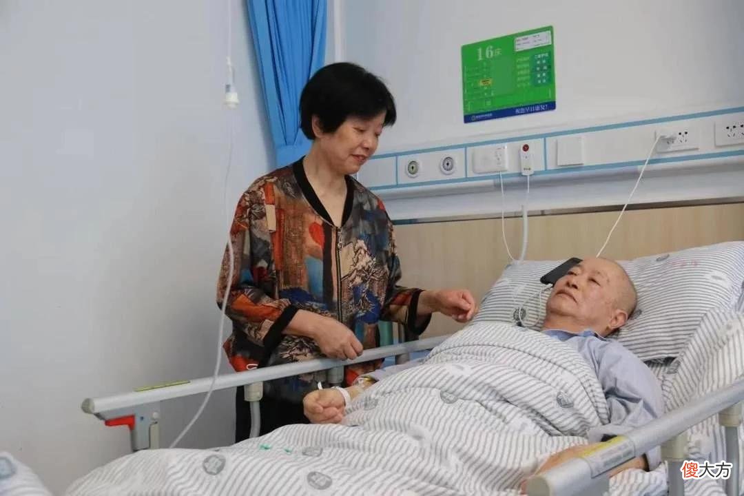 【时尚一点】病房里的浪漫七夕！75岁大爷医院和70岁老伴补拍婚纱照