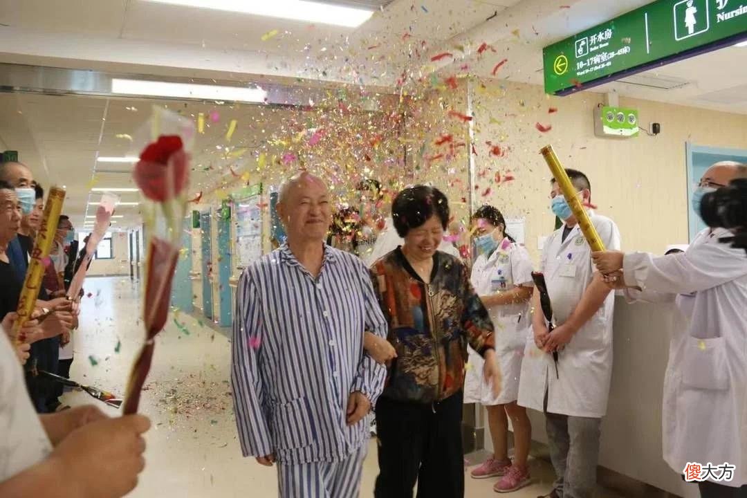 【时尚一点】病房里的浪漫七夕！75岁大爷医院和70岁老伴补拍婚纱照