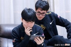 【游戏迷】卡萨被放弃了？xlb坐到rookie身边，训练赛已经没了卡萨身影！