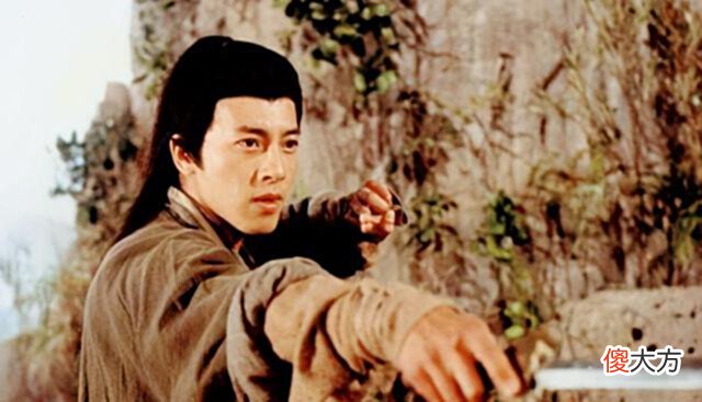 【爱历史】林平之挥刀自宫,为何偏偏要选在大婚前夕?你看岳灵珊做了啥?