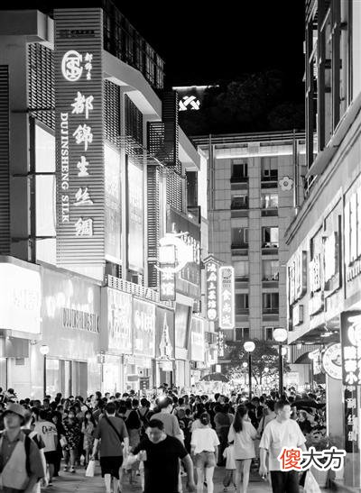【就爱时尚】武林路“女人街”七夕夜闪亮开街