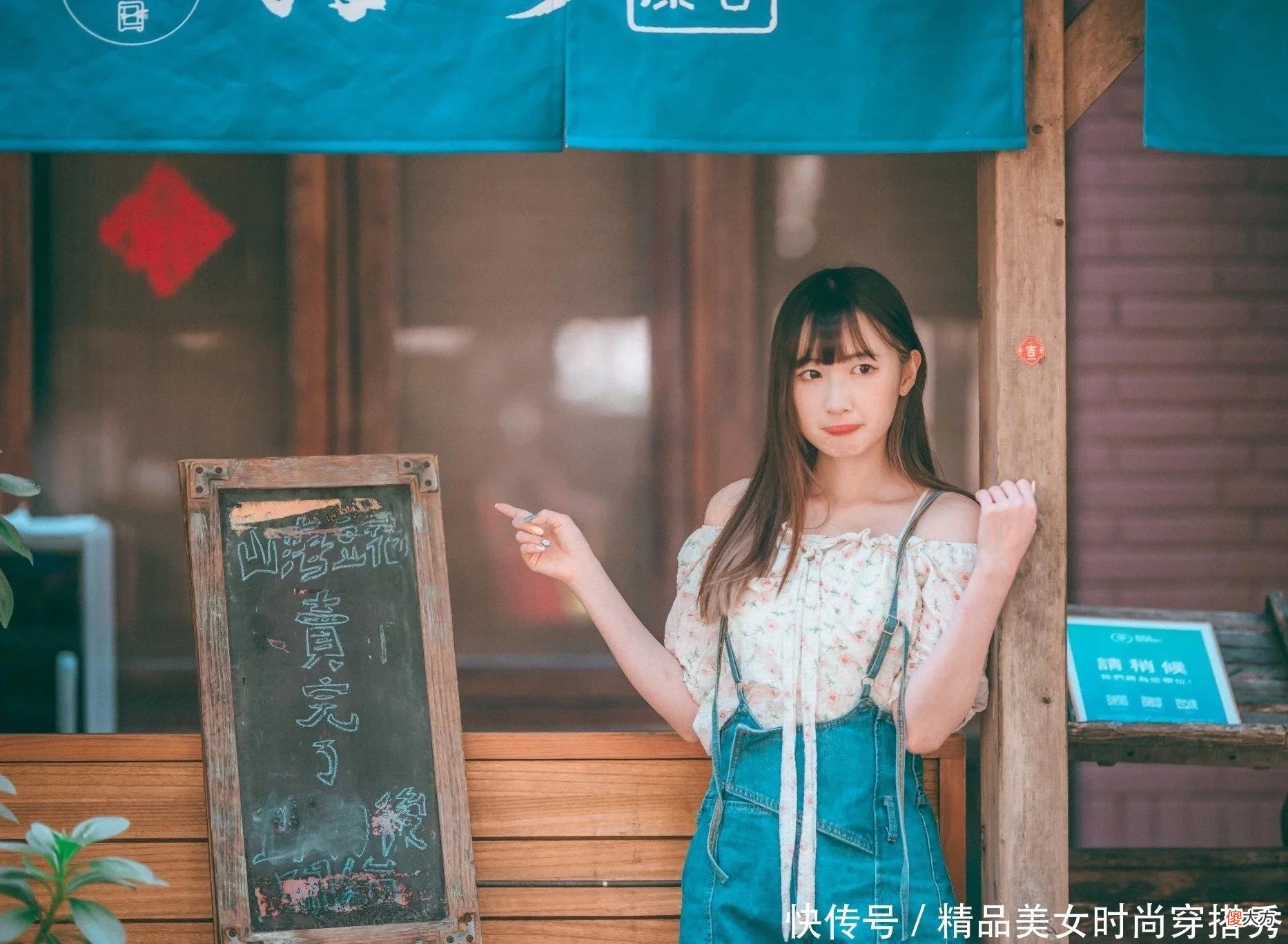 【就爱时尚】浪漫减龄的碎花一字肩上衣搭配复古感满满的背带牛仔短裤，减龄又不失青春的气息
