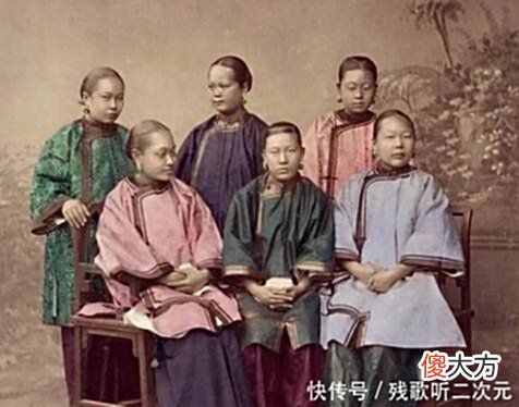 【爱历史】清朝老照片：大户人家夫人很端庄，最后一张是真正的八抬大轿！