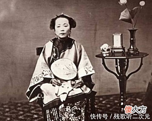 【爱历史】清朝老照片：大户人家夫人很端庄，最后一张是真正的八抬大轿！