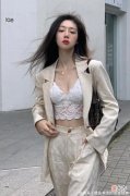【就爱时尚】今年夏天火了“西装+内衣”，学会这3种搭配公式，性感又飒爽