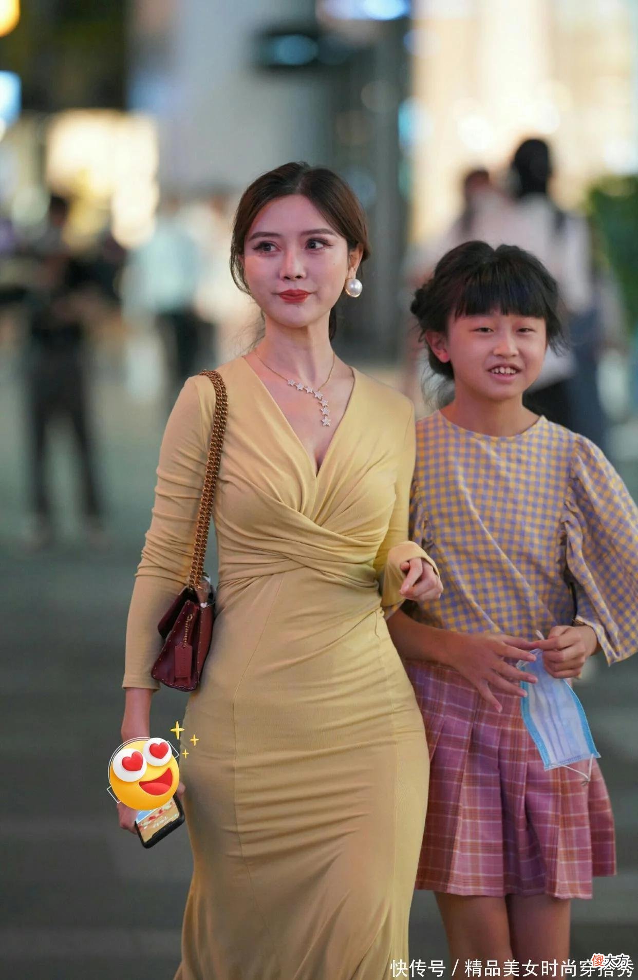 【就爱时尚】一袭淡雅长裙搭配简约设计的高跟凉鞋，不仅显气质优雅，而且还显身材婀娜多姿