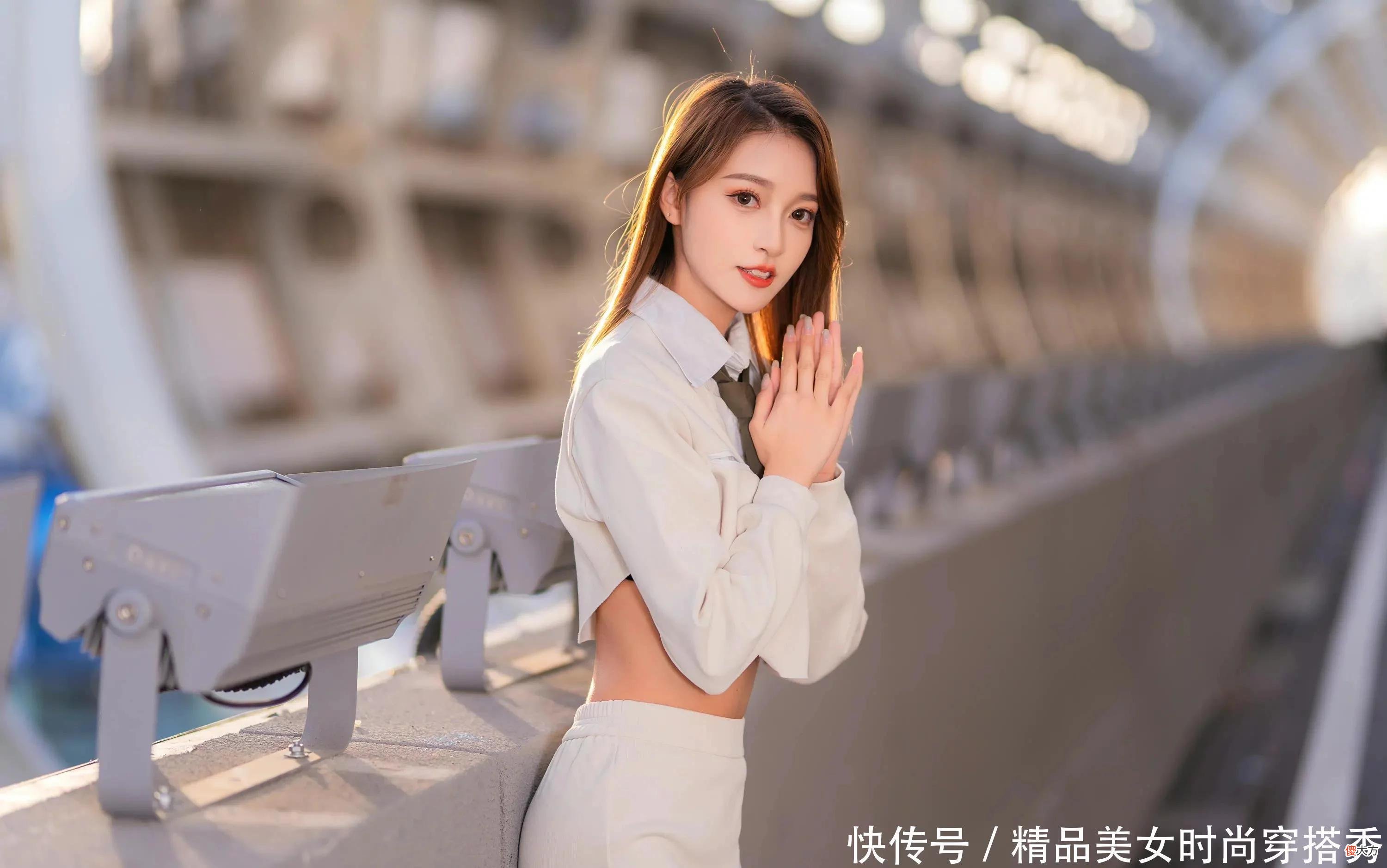 【时尚一点】酷范十足的学院风套装，温柔的米白色甜美减龄，个性的设计展现不一样的青春气息