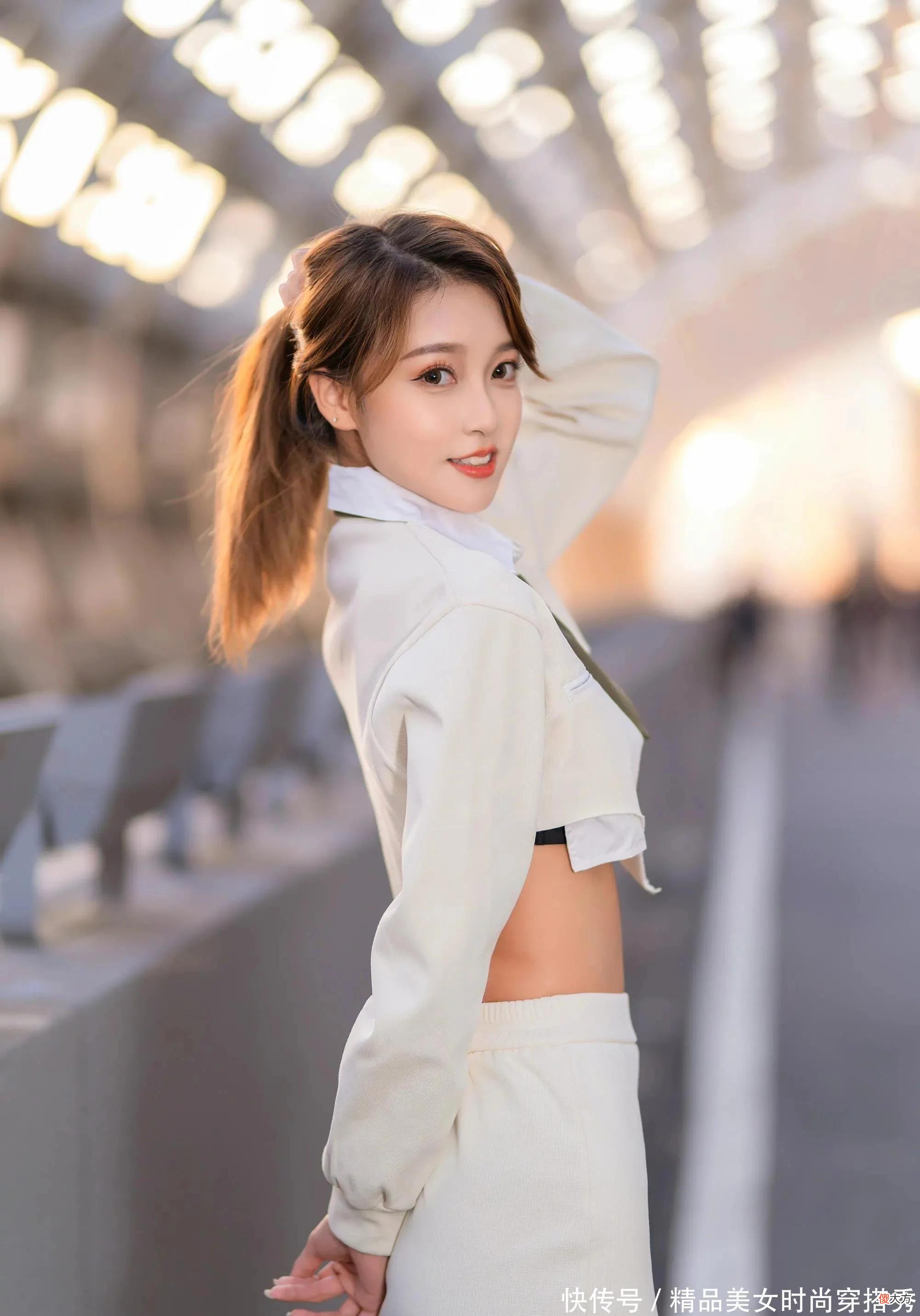 【时尚一点】酷范十足的学院风套装，温柔的米白色甜美减龄，个性的设计展现不一样的青春气息