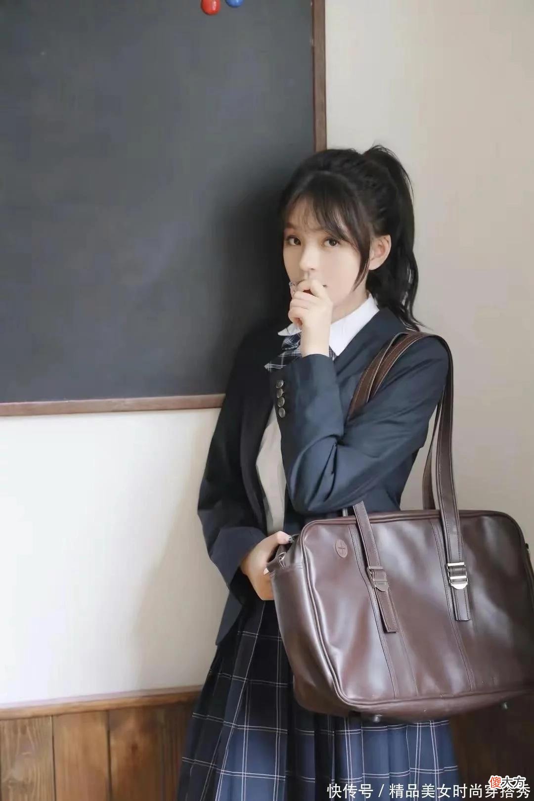 【就爱时尚】春日早晚温差分明，小仙女们都在纠结穿什么，不妨来一套JK小西服吧，好看百搭又减龄