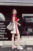 【时尚一点】超好看的一款T恤搭配侧边红条纹包臀短裙露出大长腿，实力显瘦
