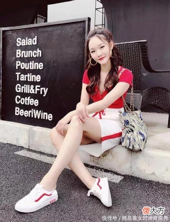 【时尚一点】超好看的一款T恤搭配侧边红条纹包臀短裙露出大长腿，实力显瘦