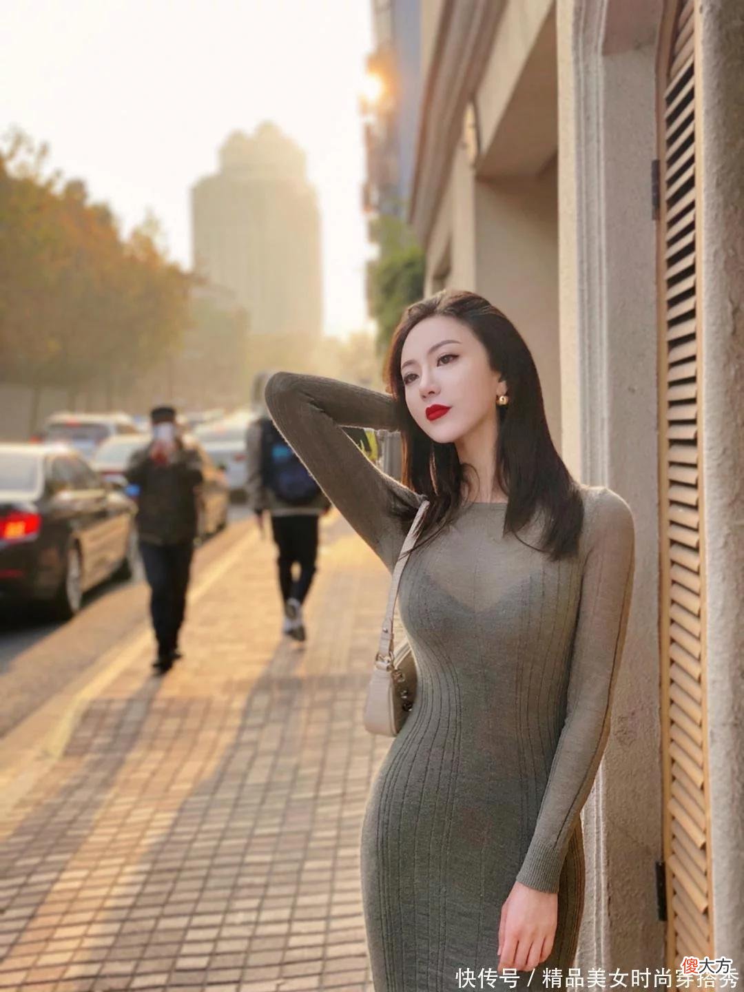 【时尚一点】浅咖色的针织连衣裙勾勒出柔美的曲线，搭配一双米色尖头细跟鞋，气质端庄娴熟