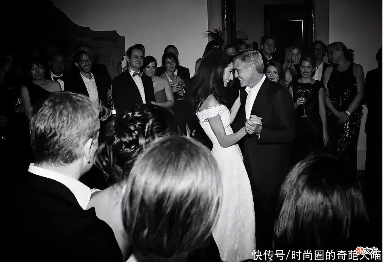 【时尚一点】40岁Amal简直是律政女律师天花板！与60岁丈夫海岛度假，性感迷人