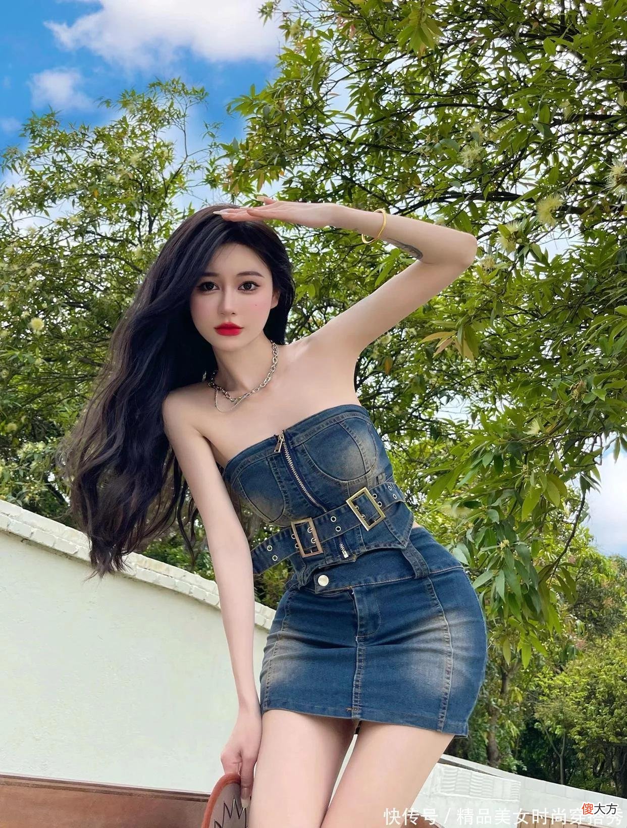 【时尚一点】牛仔短裙搭配牛仔背心真是又美又飒，女团感十足