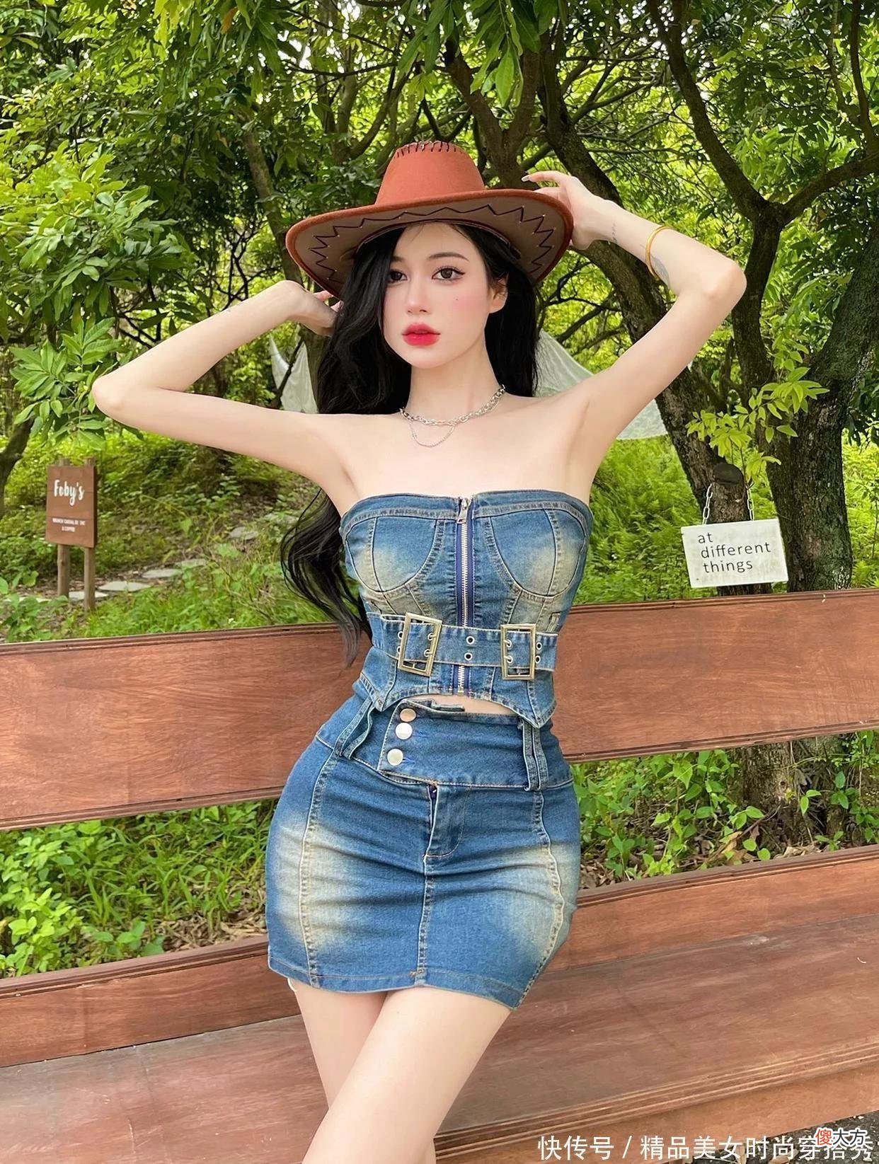 【时尚一点】牛仔短裙搭配牛仔背心真是又美又飒，女团感十足