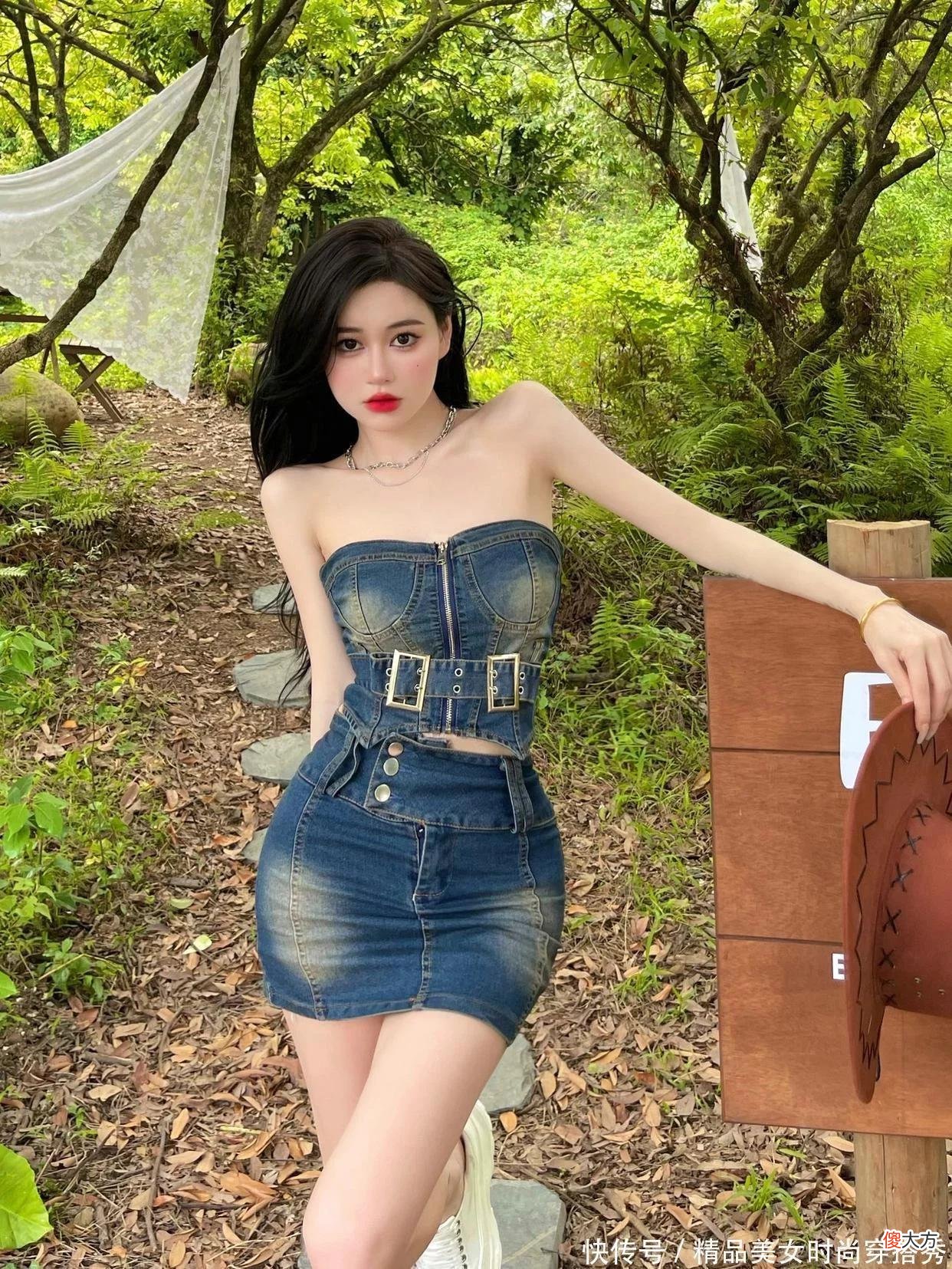 【时尚一点】牛仔短裙搭配牛仔背心真是又美又飒，女团感十足