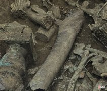 【历史故事】三星堆遗址祭祀区8号坑内猪鼻龙头柱状器被提取出坑