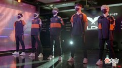 【游戏世界】太勇了！T1粉丝又给管理层送卡车，网友：等下全给你们告了！