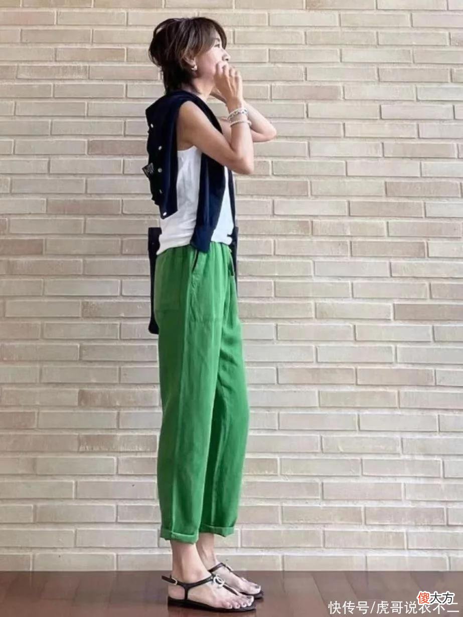 【就爱时尚】过了50岁的女人要想穿衣“不显老”,建议学学这些妈妈辈,好美