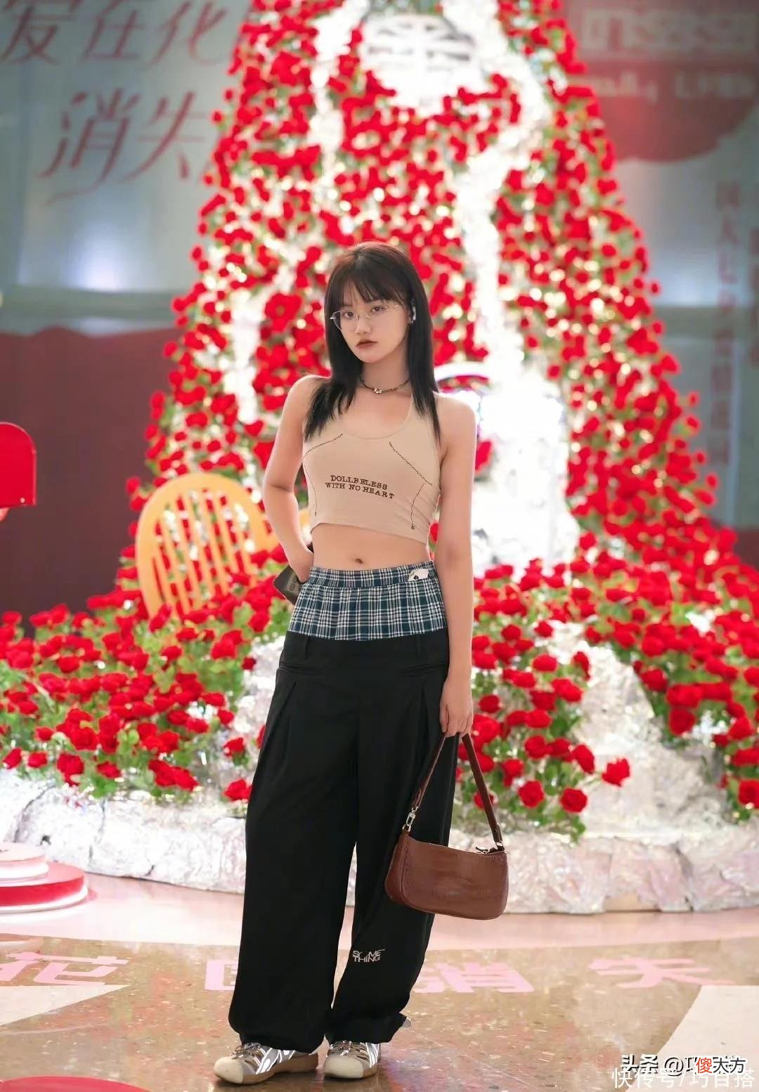 【时尚一点】喜欢长裤的女生要擦亮眼睛了！今后流行的款，必然没有“紧身裤”