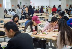大学生每月2500元赶到吃紧，教授替学生说话：大学不只是读书