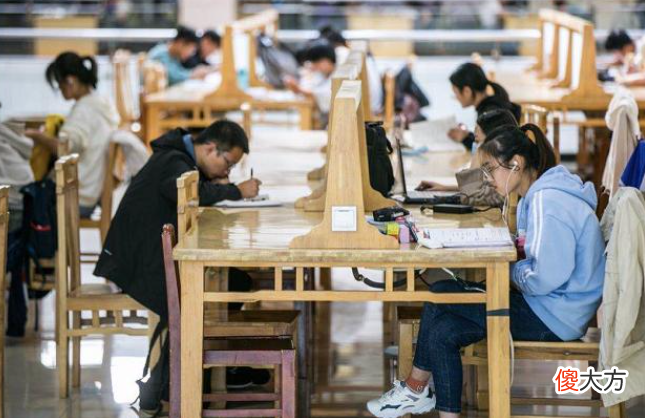 大学生每月2500元赶到吃紧,教授替学生说话:大学不只是读书