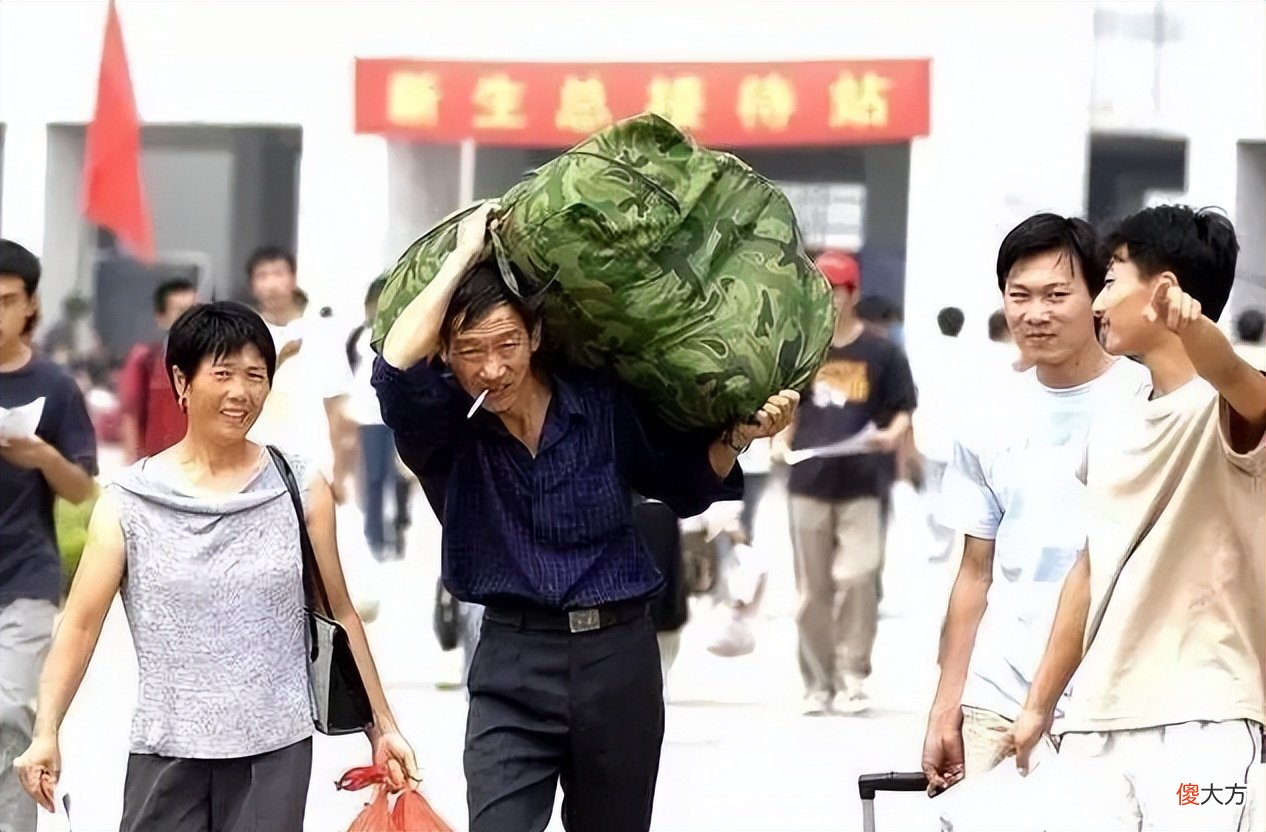 大学生每月2500元赶到吃紧,教授替学生说话:大学不只是读书