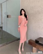 【就爱时尚】粉色是和肤色最搭配的颜色，这种颜色的裙子和皮肤搭配起来，会显白好几个度