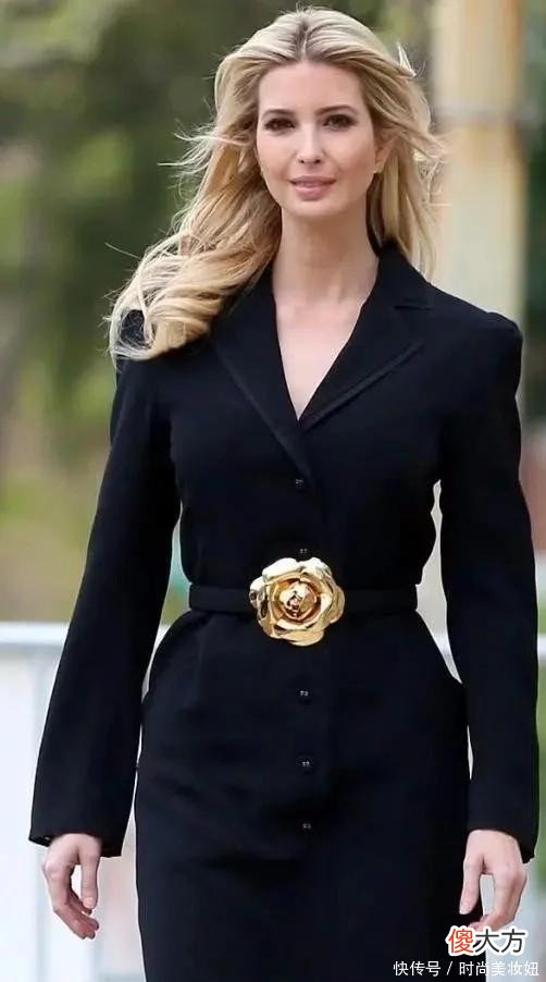 【时尚一点】伊万卡身材真丰满，穿粉色拼接西装配黑衬衫，一点不输超模