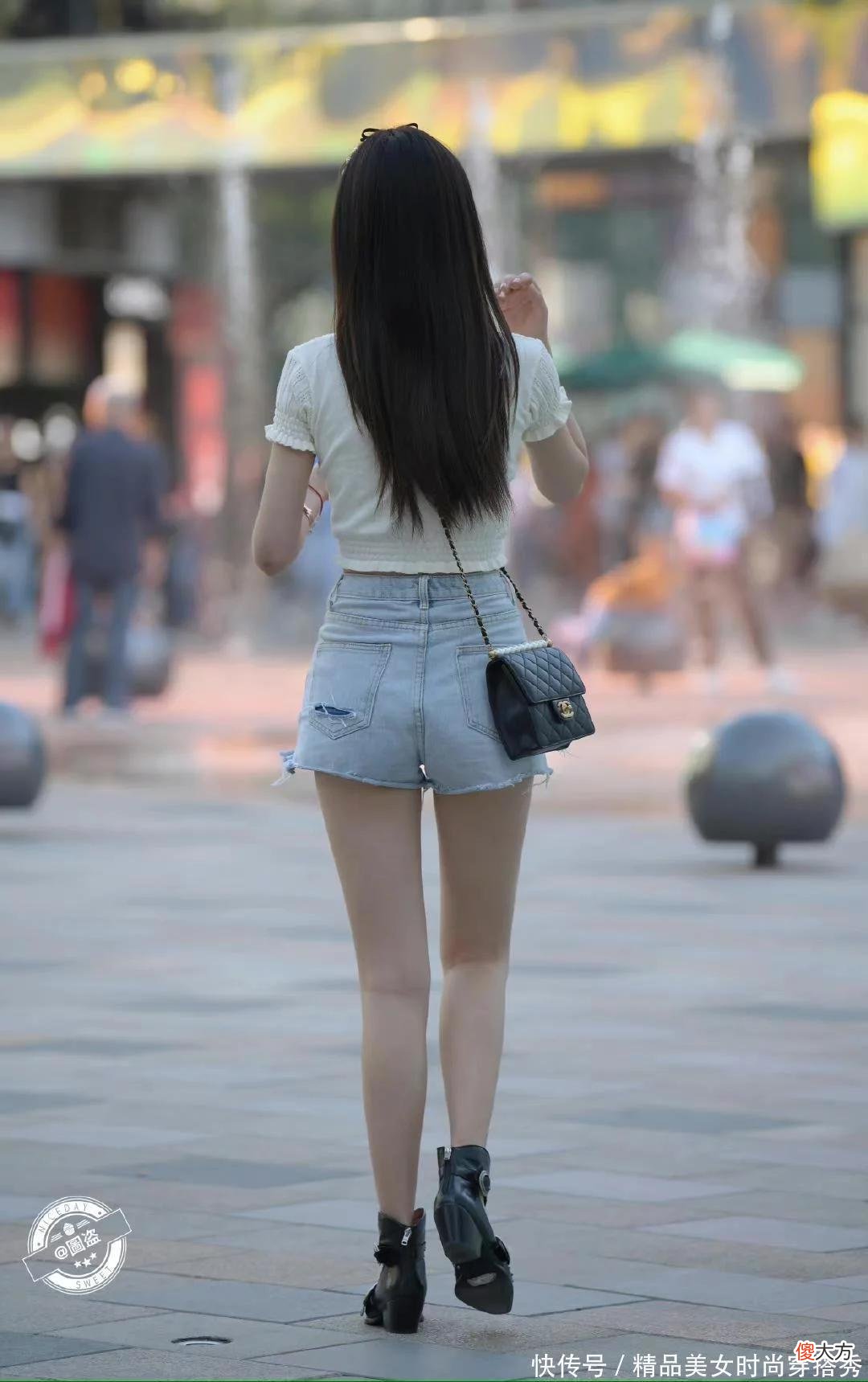 【时尚一点】白色露脐短上衣搭配牛仔短裤，清爽又很夏日，即使是简单的搭配也依旧挡不住好身材