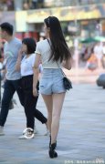 【时尚一点】白色露脐短上衣搭配牛仔短裤，清爽又很夏日，即使是简单的搭配也依旧挡不住