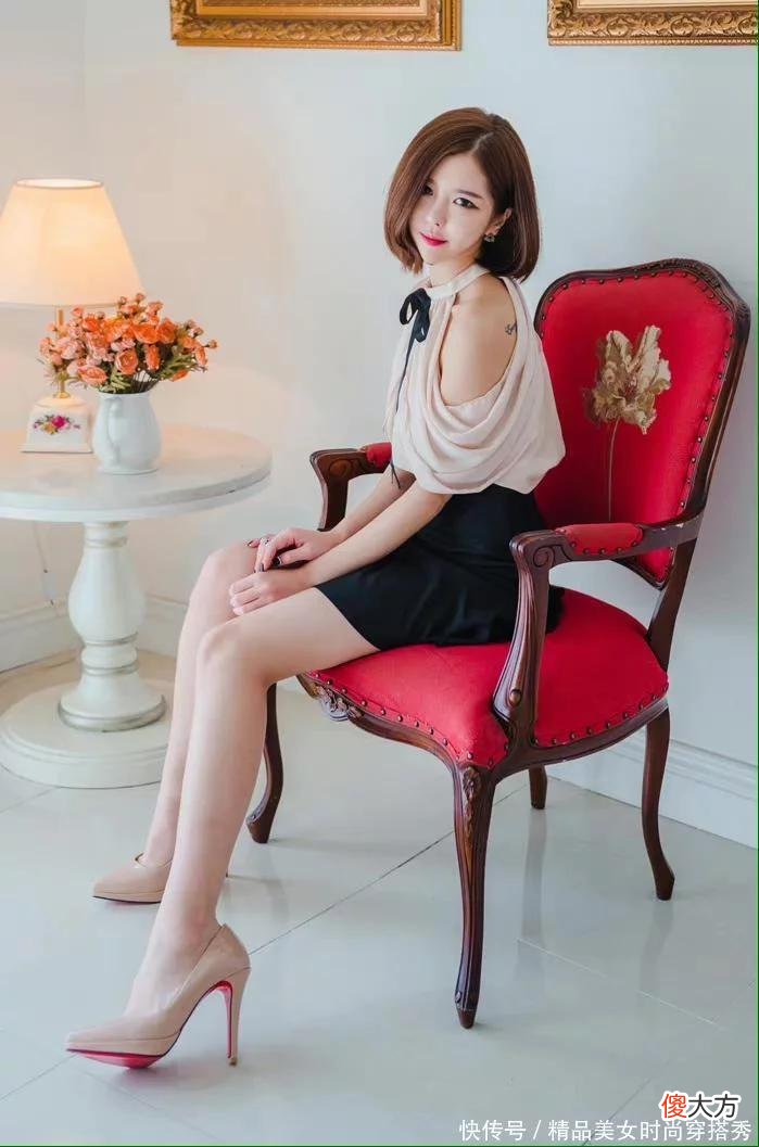 【就爱时尚】米色露肩上衣袖子的小露设计，恰到好处，领子中间的蝴蝶结设计性感之余又带温柔的气息